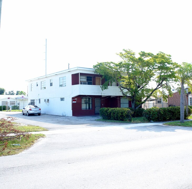 355 Phippen-waiters Rd in Hollywood, FL - Building Photo