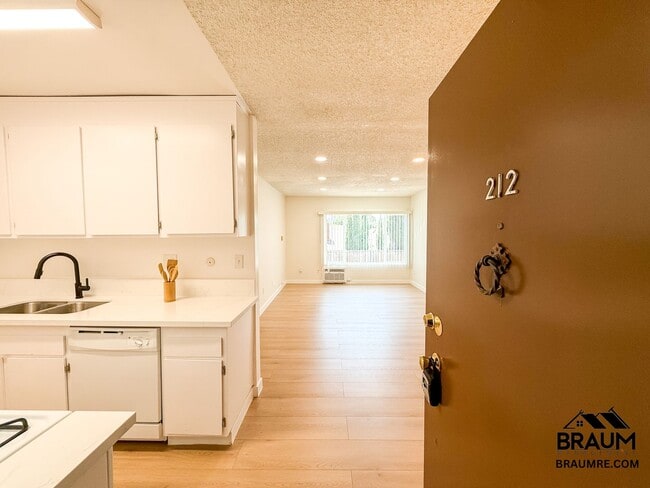 5461 Kester Ave in Los Angeles, CA - Building Photo - Building Photo