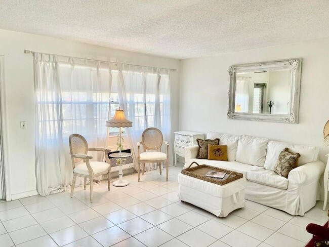 34 Kent C, Unit 34 in West Palm Beach, FL - Building Photo - Building Photo