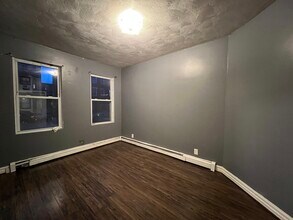211 Chelsea St, Unit 1 in Boston, MA - Foto de edificio - Building Photo