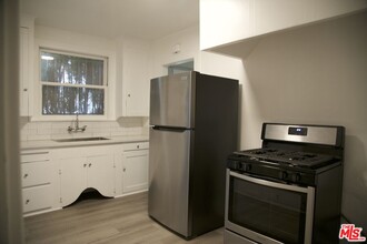 1215 N Poinsettia Pl in Los Angeles, CA - Foto de edificio - Building Photo