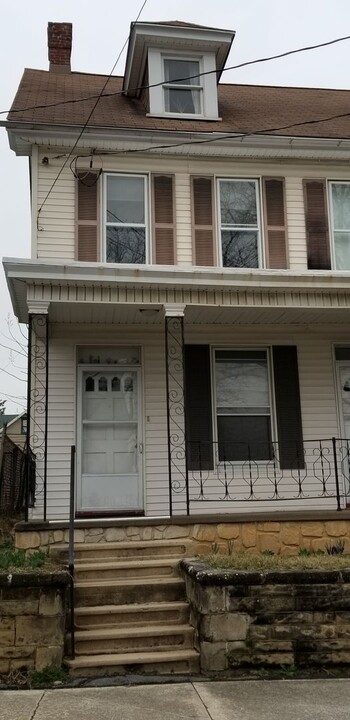 147 Snider Ave in Waynesboro, PA - Building Photo