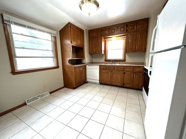 5672 N 97th St in Milwaukee, WI - Building Photo - Building Photo