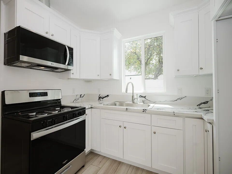 21032 Ingomar St in Los Angeles, CA - Building Photo