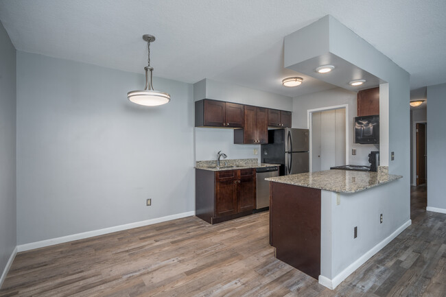 Interlachen Court in Edina, MN - Foto de edificio - Interior Photo