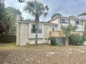 1110 Airport Rd in Destin, FL - Building Photo
