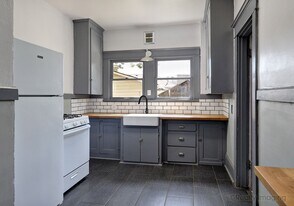 6015-6017-6017 SE 99th Ave in Portland, OR - Building Photo