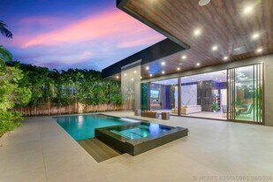 2401 NE 13th St in Fort Lauderdale, FL - Building Photo