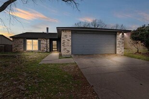 7573 Big Leaf Ln in Fort Worth, TX - Building Photo