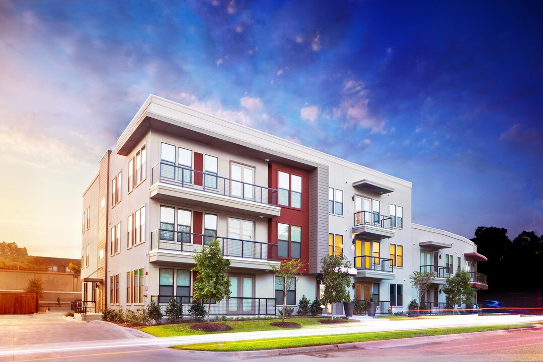 Magnolia at Inwood Village II in Dallas, TX - Building Photo