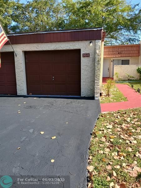 9616 Oakburst Ln in Tamarac, FL - Building Photo