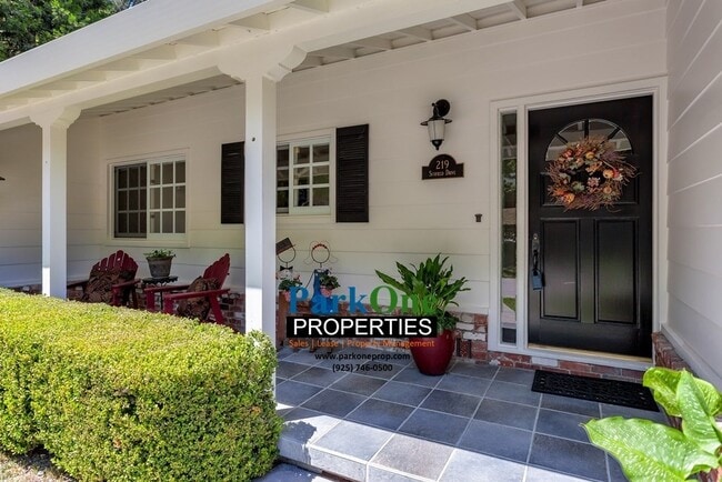 219 Scofield Dr in Moraga, CA - Foto de edificio - Building Photo