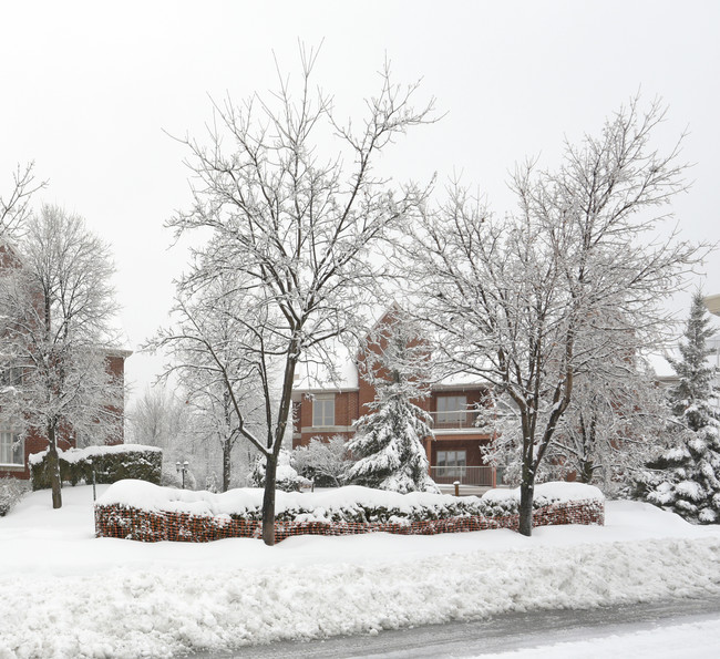 Les Sentiers Du Lac in Dollard-des-Ormeaux, QC - Building Photo - Building Photo