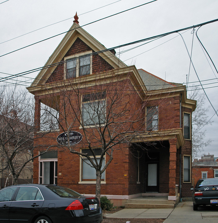 240 E University Ave in Cincinnati, OH - Foto de edificio