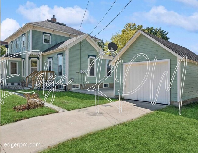 303 3rd St NW in Waverly, IA - Foto de edificio - Building Photo