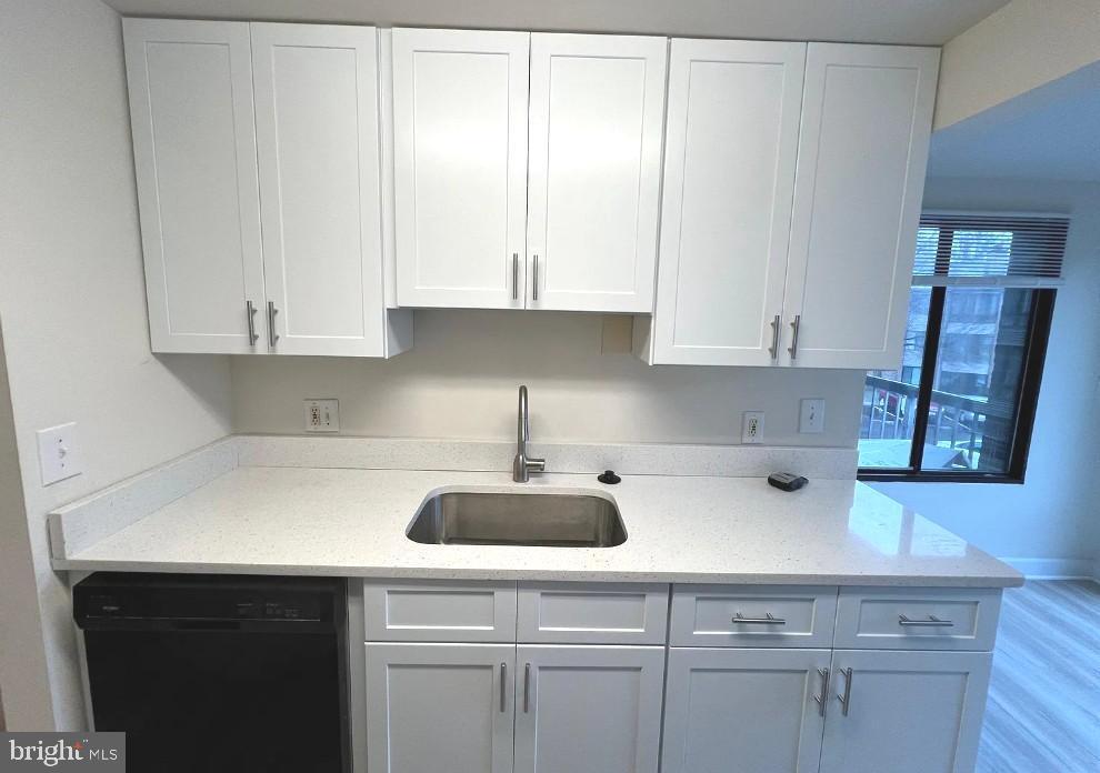 18001 Chalet Dr in Germantown, MD - Building Photo