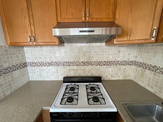 302 Laurel St in San Carlos, CA - Foto de edificio - Building Photo