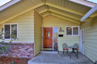 1201 Oak Ave in Davis, CA - Building Photo - Building Photo