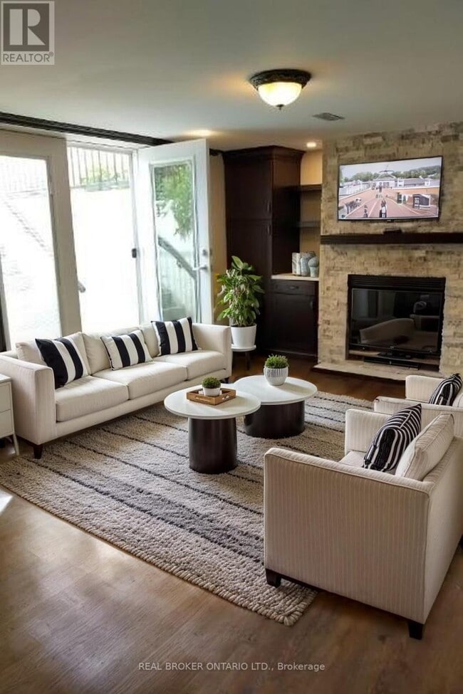 property at 118 Sandringham Dr