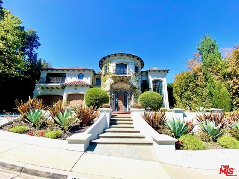 12021 Talus Pl in Beverly Hills, CA - Foto de edificio