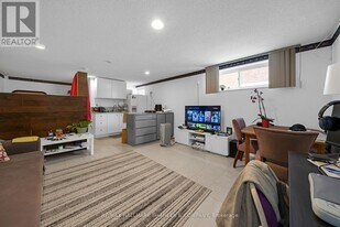 386 Ellerslie Ave in Toronto, ON - Building Photo