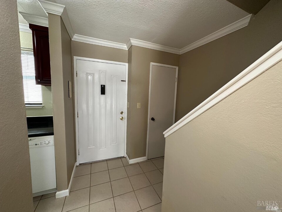 2161 Northwood Cir in Concord, CA - Building Photo