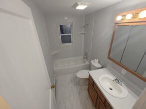 54 Greenwood Dr in Manchester, CT - Building Photo - Building Photo