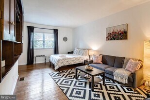 2013 Waverly St in Philadelphia, PA - Building Photo