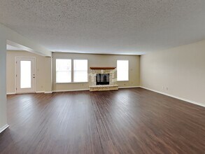 10798 Cyrus Dr in Indianapolis, IN - Foto de edificio - Building Photo