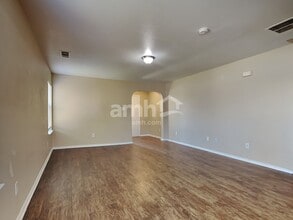 111 Maned Dr in Sanger, TX - Foto de edificio - Building Photo