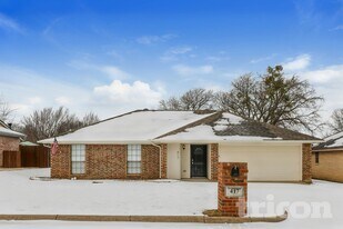 417 Bryan Dr in Crowley, TX - Building Photo