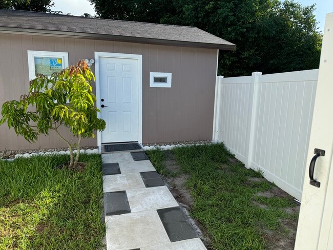 869 Honolulu Woods Ln, Unit 1 bedroom studio