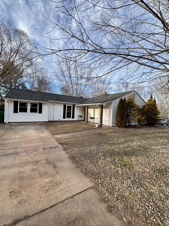 51 Lynwood Cir in Asheville, NC - Building Photo - Building Photo