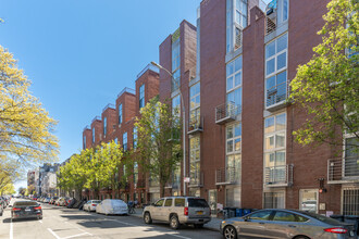 166 Scholes St in Brooklyn, NY - Foto de edificio - Building Photo