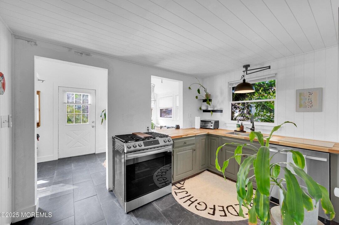 638 Parkside Ave in Toms River, NJ - Building Photo