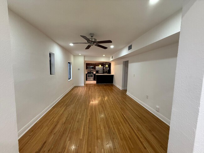 3669 NW 18th St, Unit A in Miami, FL - Foto de edificio - Building Photo