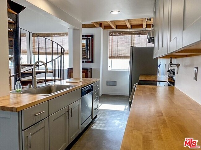 100 S Venice Blvd in Los Angeles, CA - Building Photo - Building Photo