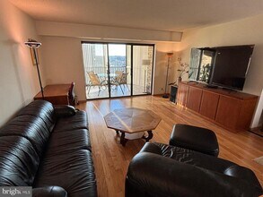 5903 Mt Eagle Dr in Alexandria, VA - Foto de edificio - Building Photo