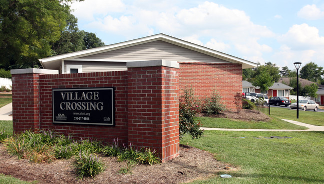 Village Crossing in Greensboro, NC - Foto de edificio - Building Photo