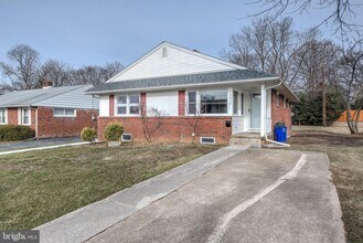 2412 Dickinson Ave in Camp Hill, PA - Building Photo - Building Photo