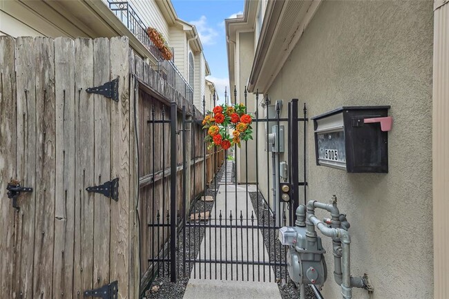 5005 Gibson St in Houston, TX - Building Photo - Building Photo