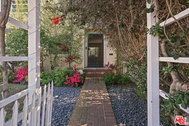 820 Crestmoore Pl in Los Angeles, CA - Foto de edificio - Building Photo