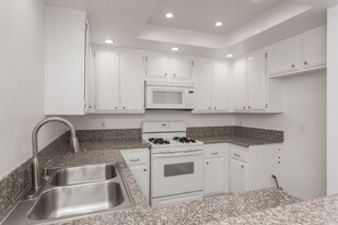 527 Spring Rd in Moorpark, CA - Building Photo