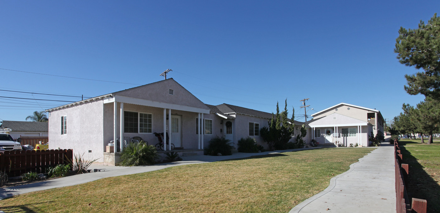 10151 Arminta St in Sun Valley, CA - Building Photo