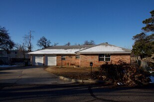 2703 Del Casa Cir in Midwest City, OK - Building Photo