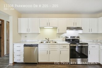 13308 Parkwood Dr-Unit -205 in Burnsville, MN - Foto de edificio - Building Photo