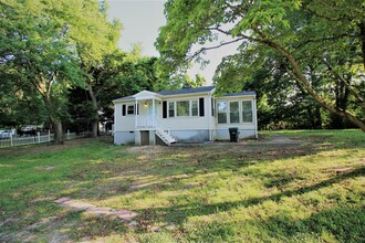 3927 Strawberry Plains Rd in Williamsburg, VA - Foto de edificio - Building Photo