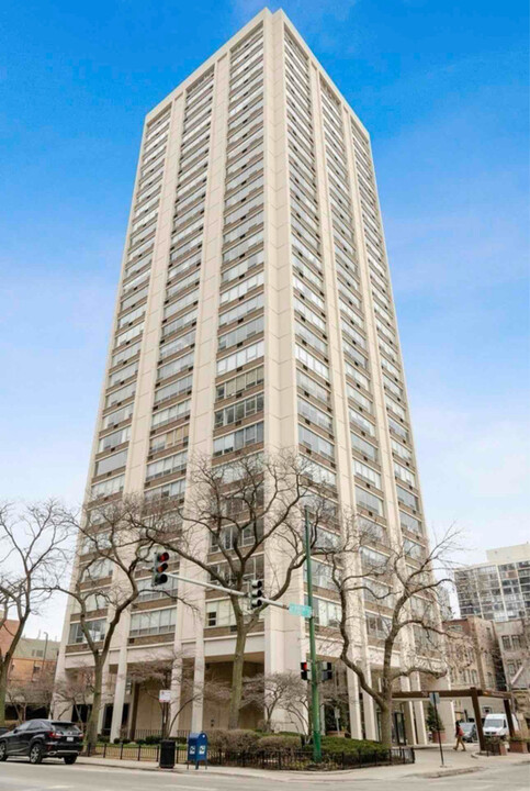 70 W Burton Pl in Chicago, IL - Building Photo