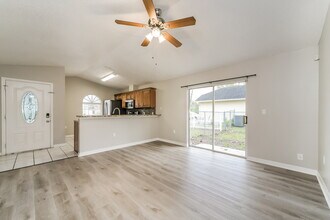 1323 Dover Dr in Kissimmee, FL - Foto de edificio - Building Photo