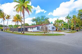 17600 NE 2nd Ct in North Miami Beach, FL - Building Photo - Building Photo